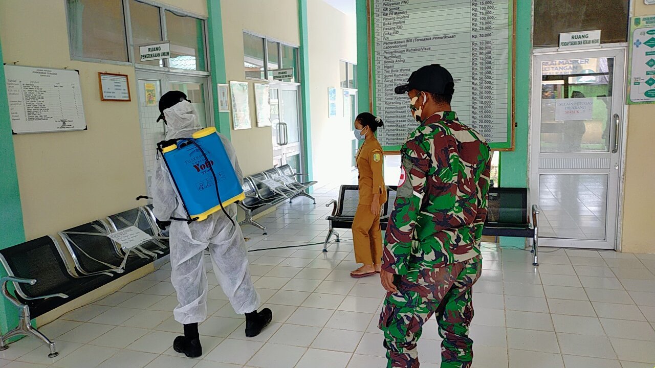 satgas-pamtas-ri-malaysia-yonif-642kapuas-semprot-disinfektan-di-puskesmas-220806x-rev2.jpg