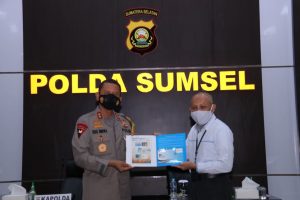 kapolda-sumsel-terima-penghargaan-dari-gm-pln-uiksbs-220806b-rev2.jpg
