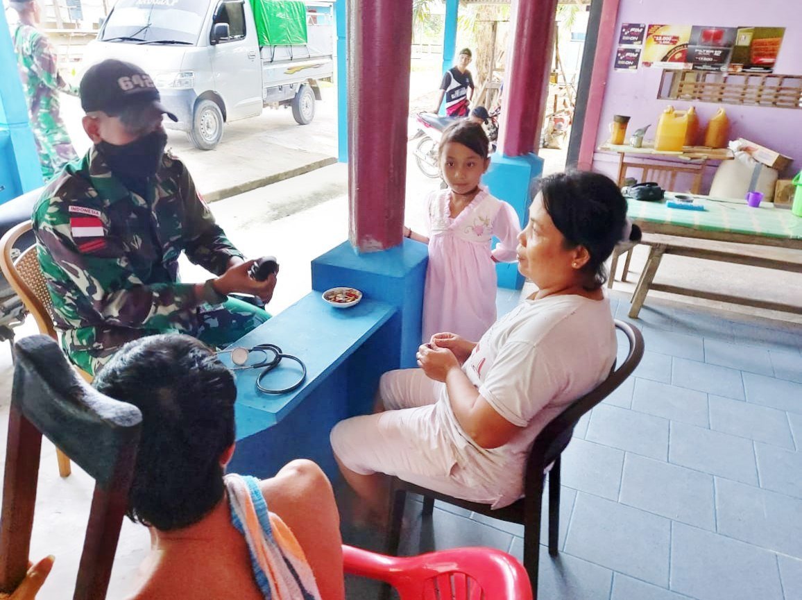 satgas-yonif-642kapuas-berikan-layanan-kesehatankepadawarga-perbatasan-220806p-rev1.jpg