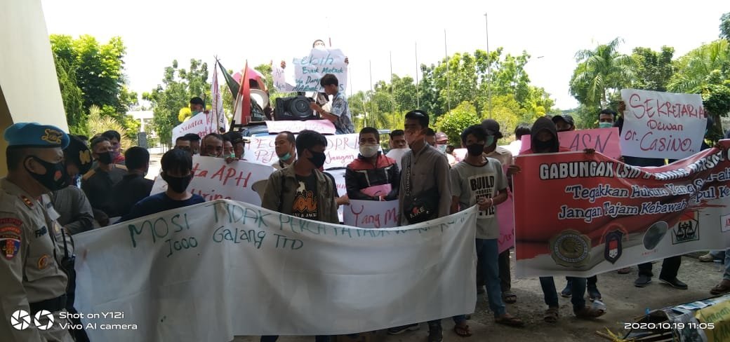 lsm-dan-ormas-banyuasin-bersatu-demo-di-gedung-dprd-kabupaten-banyuasin-220806c-rev1.jpg