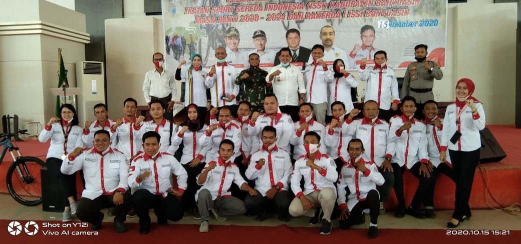 bupati-banyuasin-hadir-acara-palantikan-dan-pengukuhan-issi-kabupaten-banyuasin-220806j-rev1.jpg