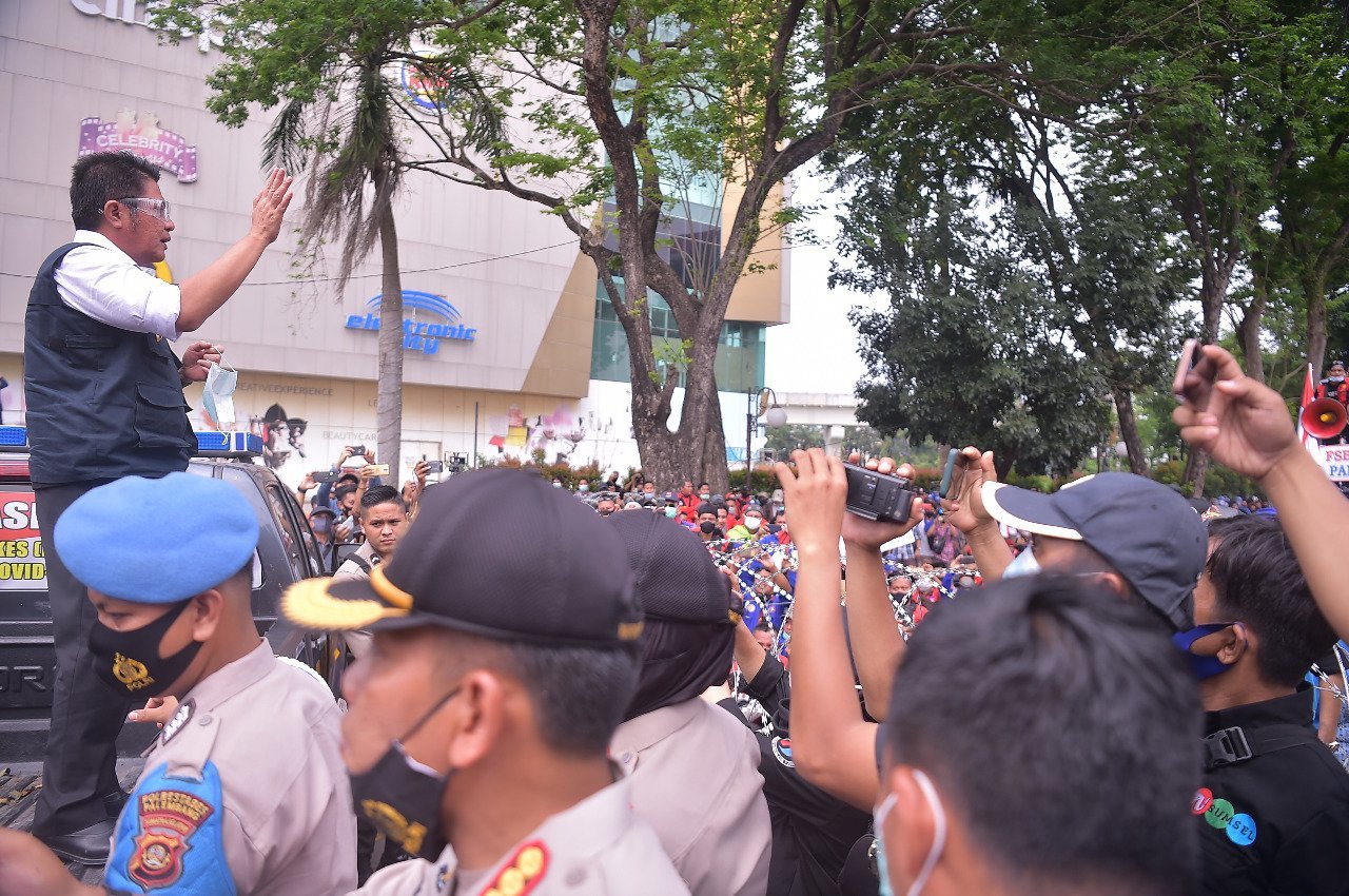 herman-deru-tenangkan-peserta-aksi-solidaritas-buruh-di-kantor-dprd-sumsel-220806p-rev1.jpg