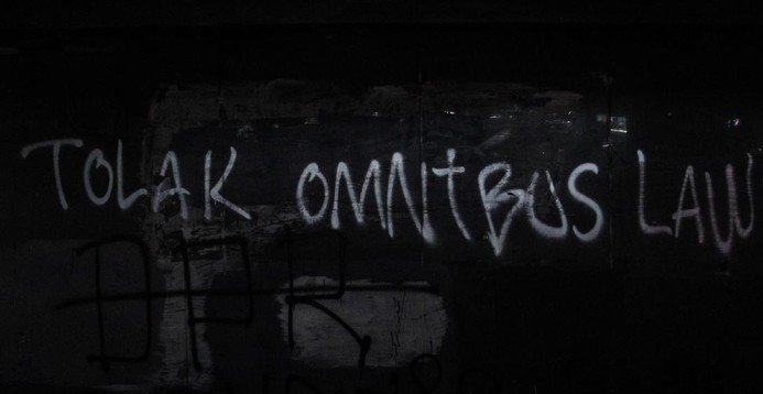 ini-isi-omnibus-law-yang-ditolak-buruh-dan-picu-demo-rusuh-2208067-rev1.jpg