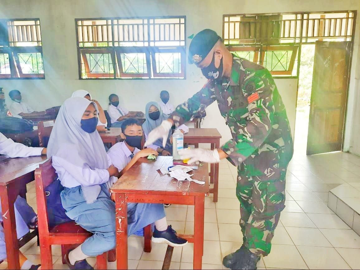 tingkatkanminat-belajar-siswa-perbatasan-satgas-yonif-mr-413-kostradberikanmateri-kesehatan-2208061-rev1.jpg