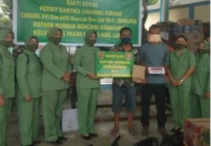 dandim-dan-ketua-persit-ck-serahkan-bantuan-korban-kebakaran-220806q-rev2.jpg