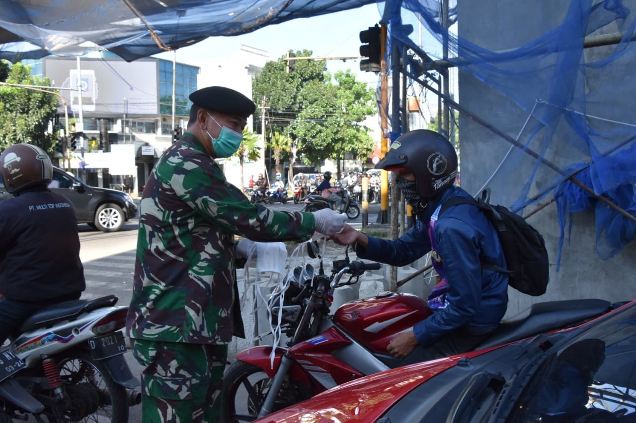 sambut-hut-ke-75-tni-pusenkav-kodiklatad-bagikan-5000masker-220806r-rev2.jpg