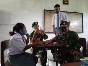 satgas-yonif-413-bremoro-berikan-pengenalan-ilmu-kesehatan-kepada-siswa-sma-jayapura-220806n-rev2.jpg
