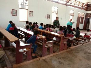 prajurit-satgas-pamtas-yonif-125simbisa-turut-membantu-mengajar-anak-sekolah-minggu-di-gereja-2208066-rev2.jpg