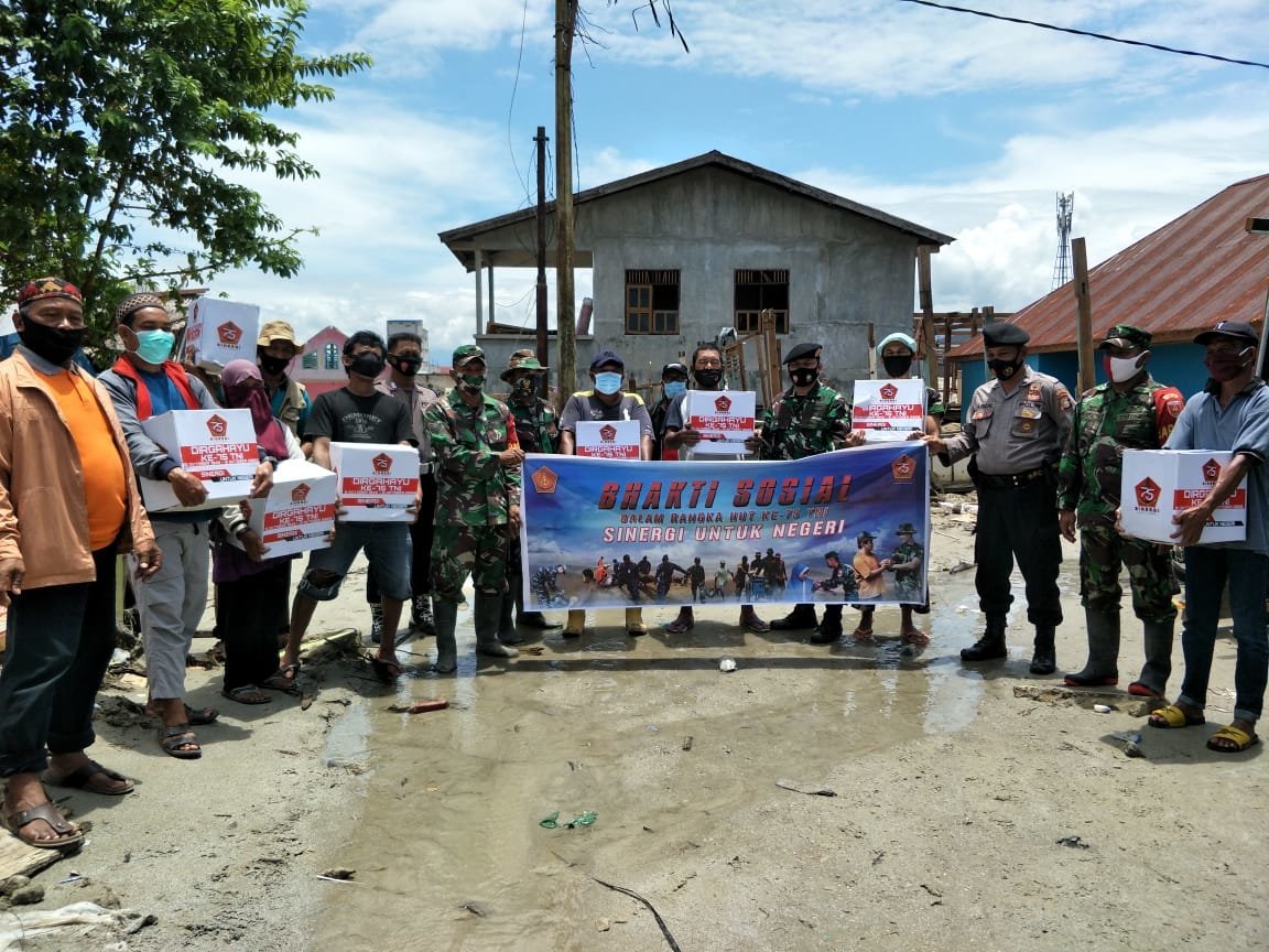 tni-gelar-bakti-sosial-bagikan-sembako-kepada-masyarakat-masamba-2208065-rev1.jpg