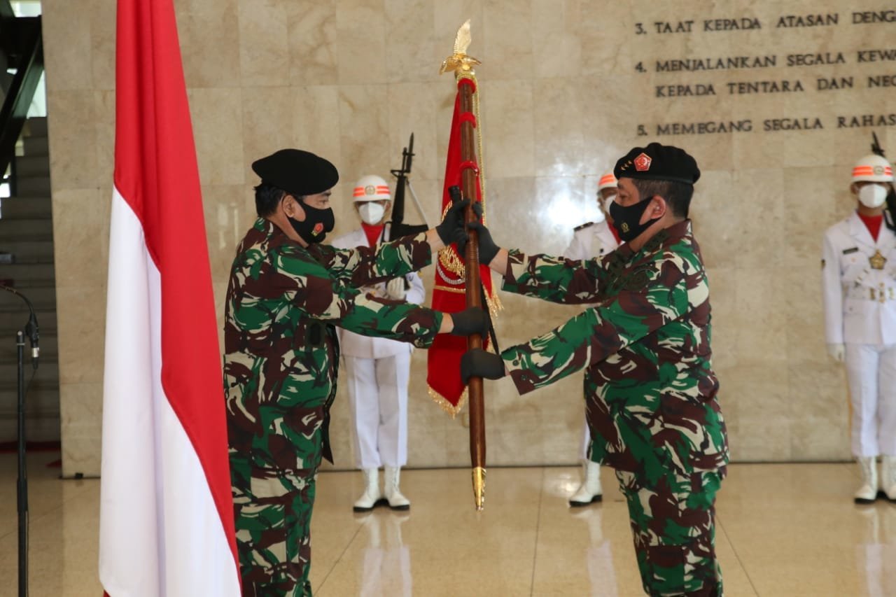 panglima-tni-pimpin-penyerahan-jabatan-kabais-tni-dan-sertijab-kapusku-tni-220806z-rev1.jpg