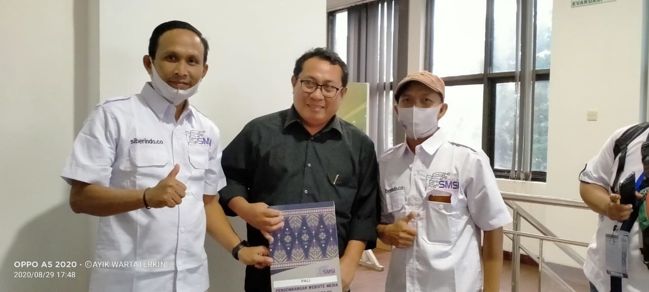 habibi-m-aridi-resmi-terima-sk-sebagai-ketua-smsi-kabupaten-pali-220806j-rev1.jpg