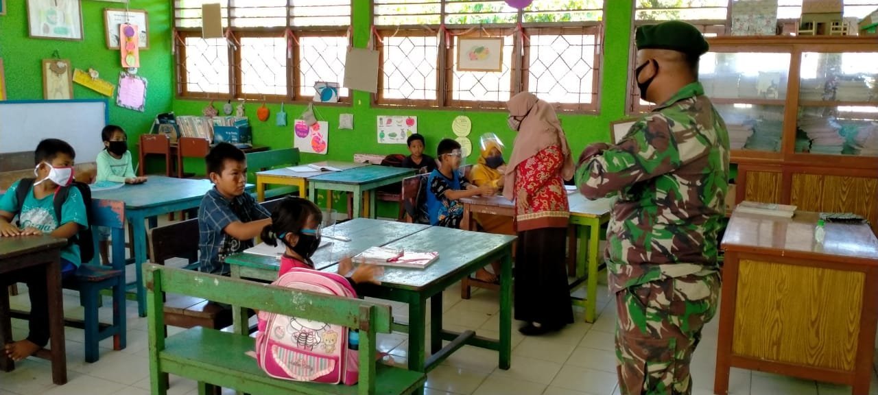 bantu-guru-perbatasan-satgas-yonif-413-bremoro-ajar-siswa-papua-2208063-rev1.jpg