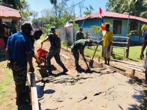 prajurit-satgas-yonif-125-bersama-warga-bangun-jalan-di-depan-balai-kampung-rawa-biru-220806b-rev1.jpg