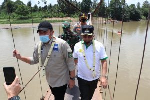 genjot-produksi-beras-herman-deru-panen-raya-di-muaraenim-220806z-rev1.jpg