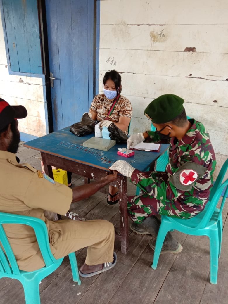 antisipasi-penyakit-malaria-satgas-754-kostrad-berkeliling-kampung-cek-kesehatan-masyarakat-220806g-rev2.jpg