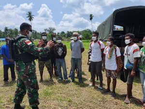 satgas-pamtas-ri-png-yonif-413-kostrad-gelar-sosialisasi-covid-19-di-kampung-skofro-220806z-rev2.jpg