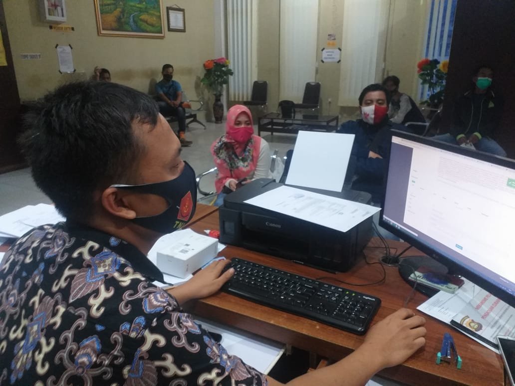 begal-beraksi-pepet-korban-lalu-rampas-handphone-dan-dompet-220806y-rev2.jpg