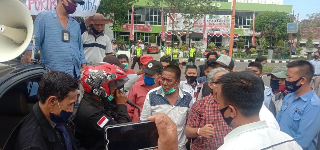 ratusan-massa-fmjk-gelar-aksi-damai-di-dprd-muba-ini-tuntutannya-220806m-rev2.jpg