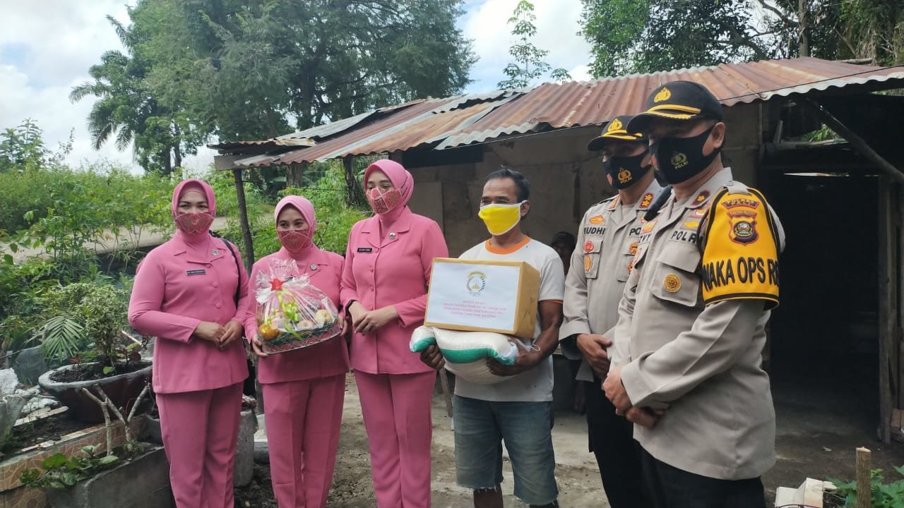 sabangi-warga-kapolres-besama-istri-serakan-batuan-sembako-terdampak-covid-19-220806a-rev2.jpg