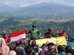 kibarkan-sang-merah-putih-di-tebing-keraton-220806c-rev2.jpg