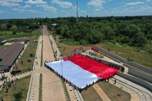 peringati-hut-ri-ke-75-korem-174-merauke-bentangkan-bendera-merah-putih-sepanjang-30-x-20-meter-di-titik-0-km-plbn-sota-merauke-220806t-rev2.jpg