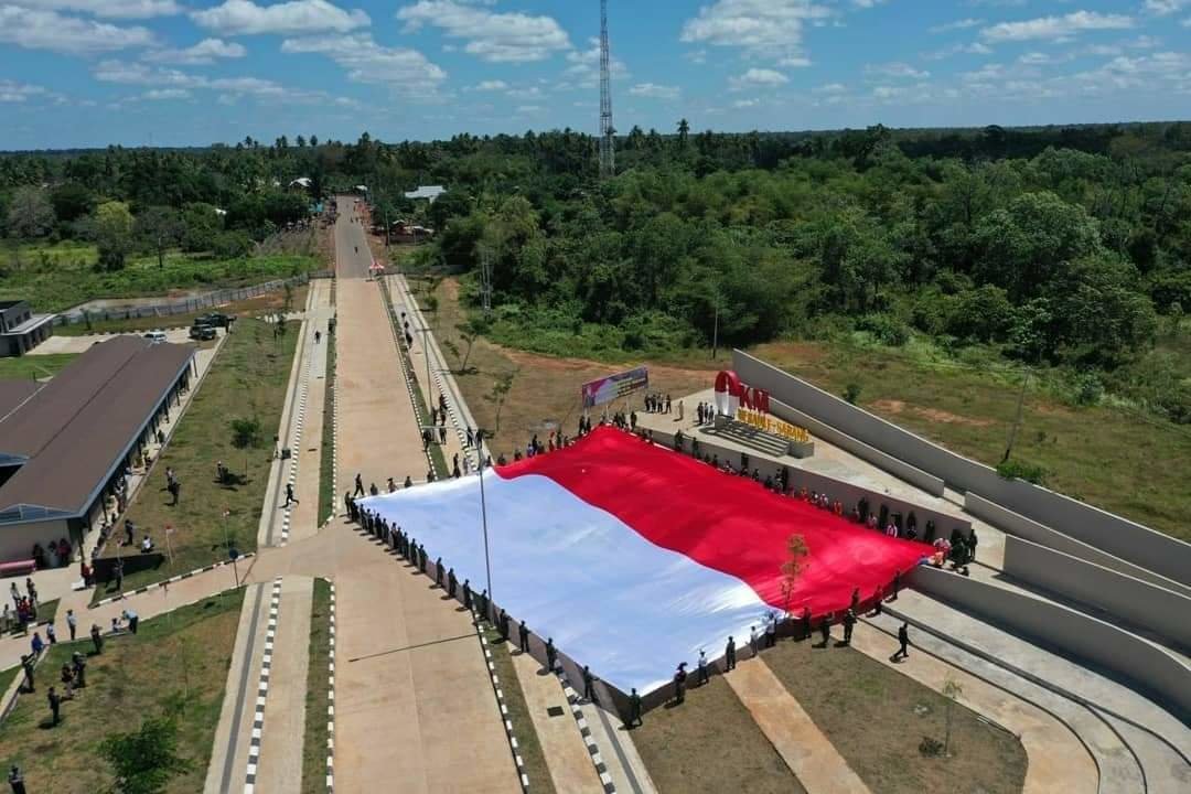 peringati-hut-ri-ke-75-korem-174-merauke-bentangkan-bendera-merah-putih-sepanjang-30-x-20-meter-di-titik-0-km-plbn-sota-merauke-220806t-rev2.jpg