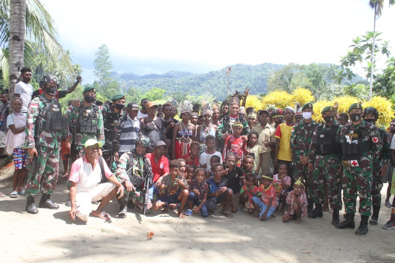 dansatgas-yonif-413-bremoro-disambut-warga-kibay-dengan-tarian-suling-tambur-220806t-rev2.jpg