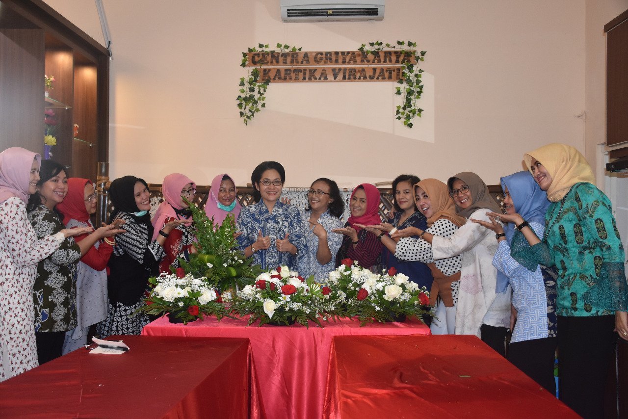persit-seskoad-isi-moment-proklamasi-dengan-merangkai-bunga-2208064-rev2.jpg