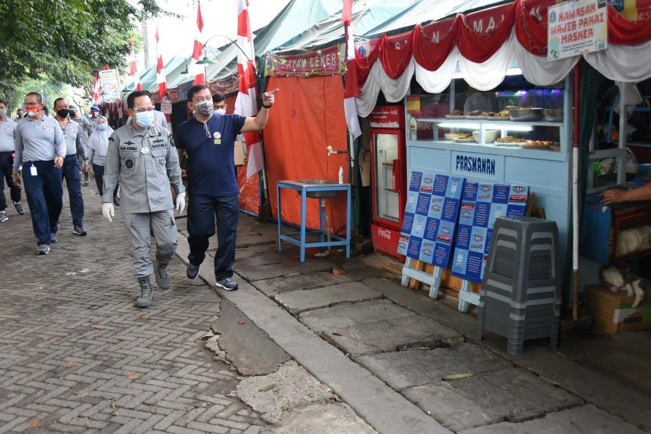 jelang-hut-ke-75-ri-bakamla-ri-bantu-warga-menteng-lawan-covid-19-2208061-rev2.jpg