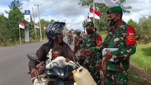 satuan-sigap-covid-19-korem-merauke-sosialisasi-protokol-kesehatan-dan-bagikan-masker-kepada-pengguna-jalan-220806s-rev2.jpg
