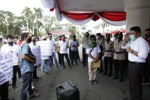 temui-pendemo-herman-deru-komitmen-tegakkan-hukum-tanpa-pandang-bulu-220806c-rev2.jpg