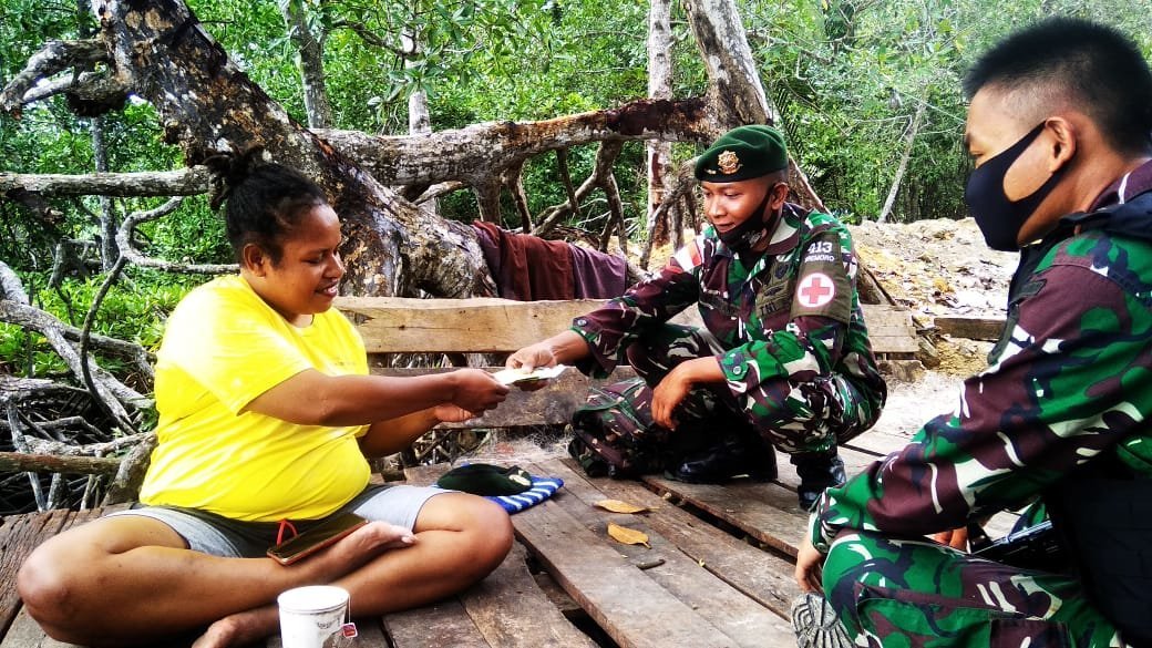 satgas-pamtas-ri-png-yonif-413-kostrad-gelar-pengobatan-keliling-di-kampung-nafri-220806e-rev2.jpg