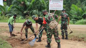 sambut-hut-ri-ke-75-personel-yonif-125-bersama-warga-bupul-gotong-royong-bersihkan-jalan-kampung-220806l-rev2.jpg