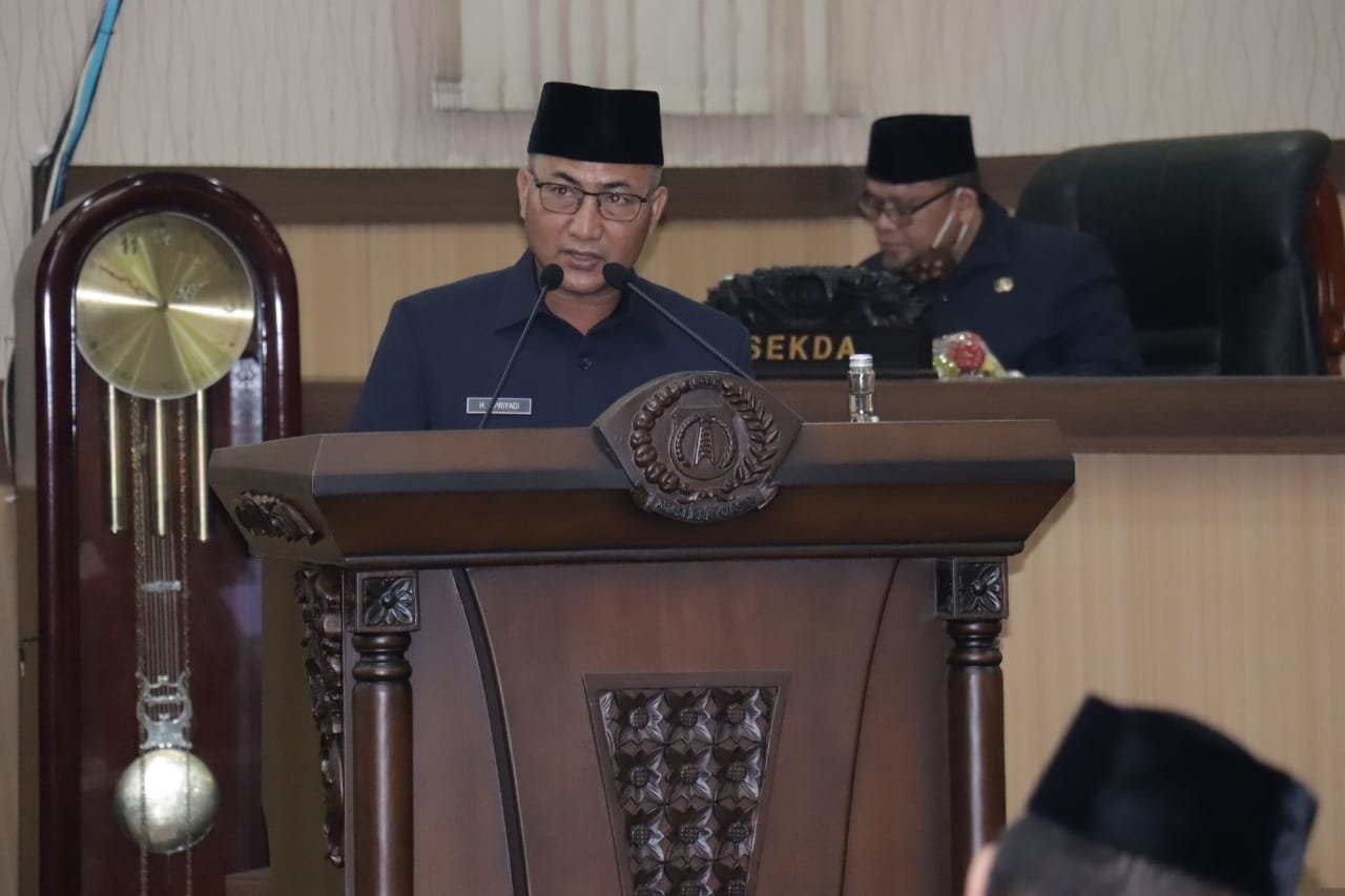 jawaban-bupati-atas-pemandangan-umum-fraksi-terhadap-tiga-raperda-220806c-rev2.jpg