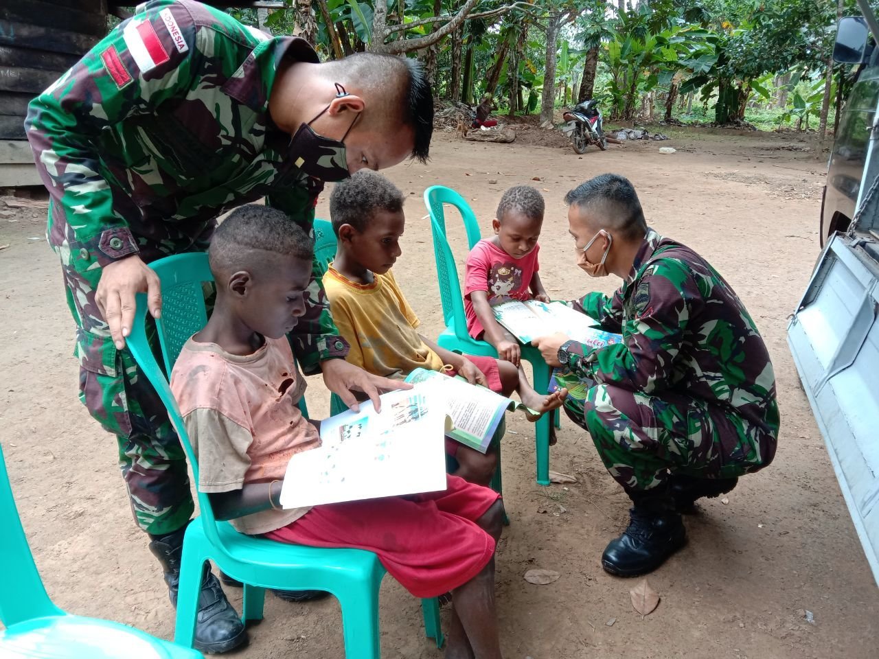tingkatkan-minat-membaca-anak-anak-perbatasan-perpustakaan-keliling-satgas-yonif-125simbisa-hadir-di-kampung-sota-2208065-rev2.jpg