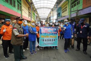 jalan-kaki-keliling-pasar-feby-deru-bagikan-10-ribu-masker-220806m-rev2.jpg