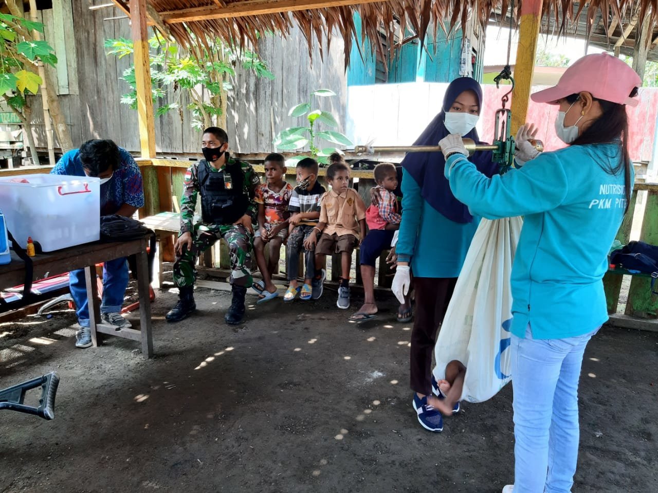 prajuritsatgas-yonif-mr-413-bantu-posyandu-di-kampung-kibay-220806z-rev2.jpg