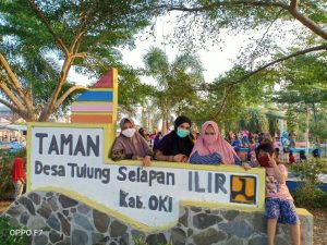 taman-desa-tulung-selapan-ilir-dipadati-pengunjung-220806n-rev2.jpg