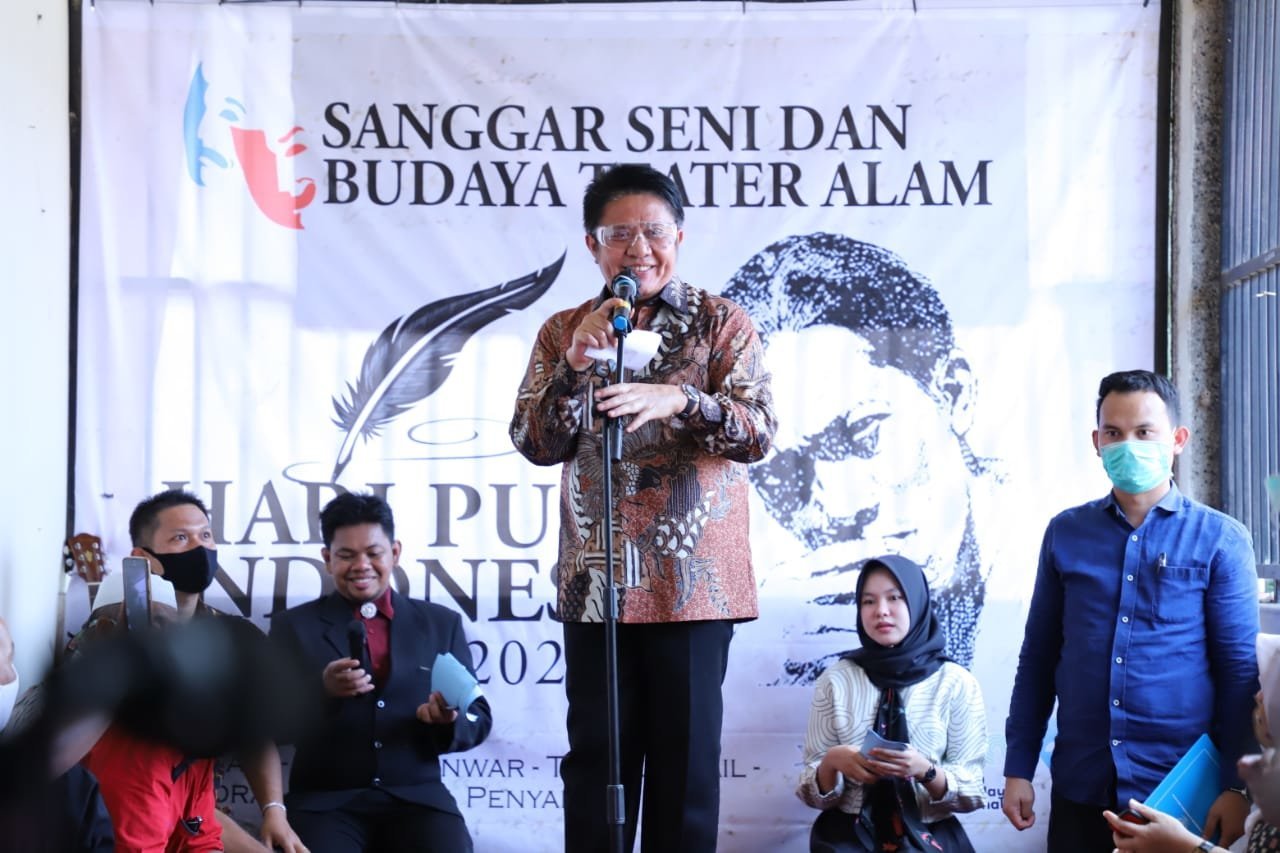 herman-deru-baca-puisi-di-depan-para-seniman-2208060-rev2.jpg