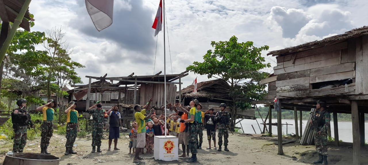 demi-semarakkan-hut-kemerdekaan-ri-ke-75-satgas-754-kostrad-tempuh-jalur-sungai-untuk-kibarkan-merah-putih-di-papasena-220806h-rev2.jpg
