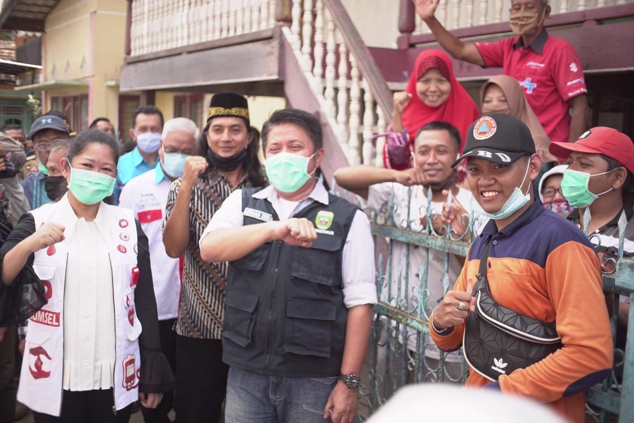 korban-kebakaran-tangga-buntung-dapat-bantuan-sewa-rumah-6-bulan-dari-gubernur-herman-deru-2208062-rev2.jpg