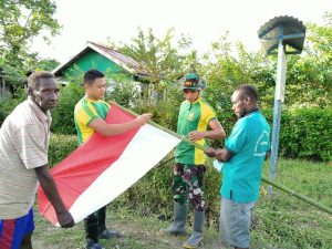 manunggal-dengan-rakyat-satgas-754-kostrad-bersama-masyarakat-pasang-bendera-di-distrik-jita-220806d-rev2.jpg