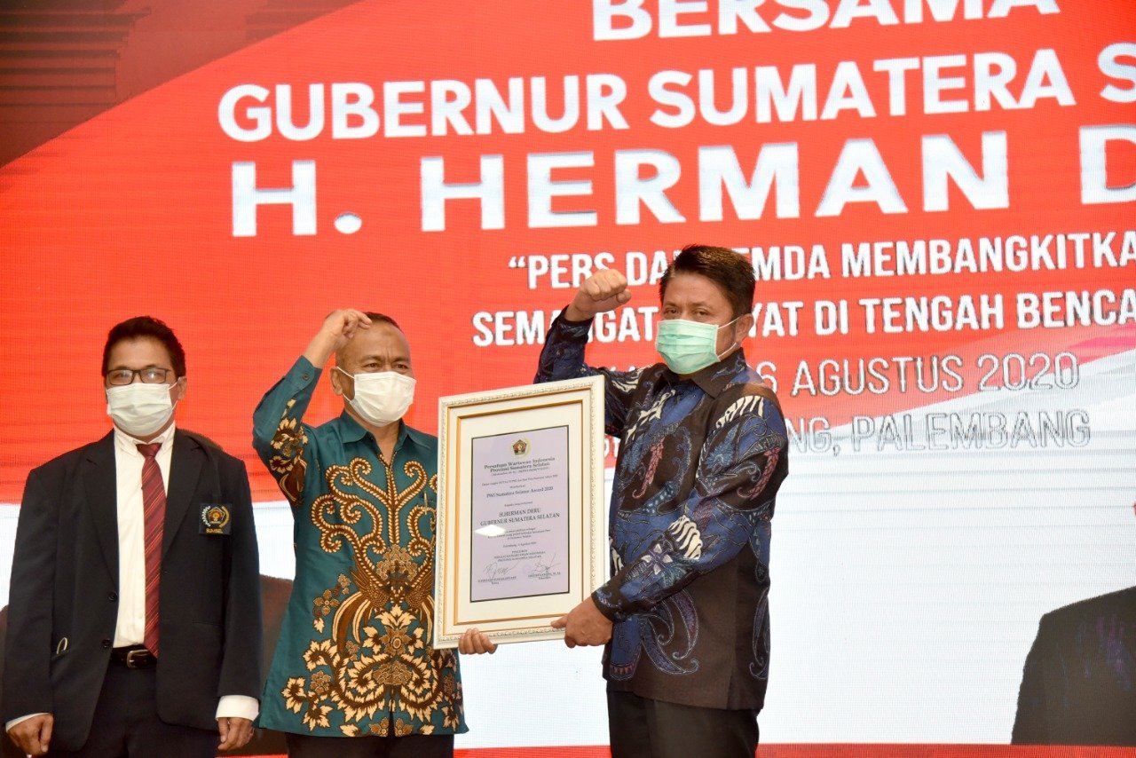 bang-deru-raih-pwi-award-2020-220806k-rev2.jpg