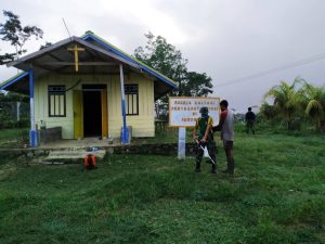 prajurityonif-mr-413-bremoro-bersihkan-gereja-pentakosa-bersama-warga-220806z-rev2.jpg