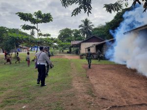 peduli-kesehatan-warga-prajurit-satgas-yonif-125smb-lakukanfoggingdi-kampung-erambu-220806x-rev2.jpg