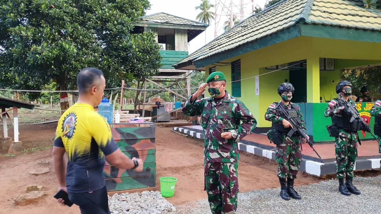 kasdam-xviicenderawasih-kunjungi-pos-komando-utama-satgas-pamtas-yonif-125simbisa-220806u-rev2.jpg