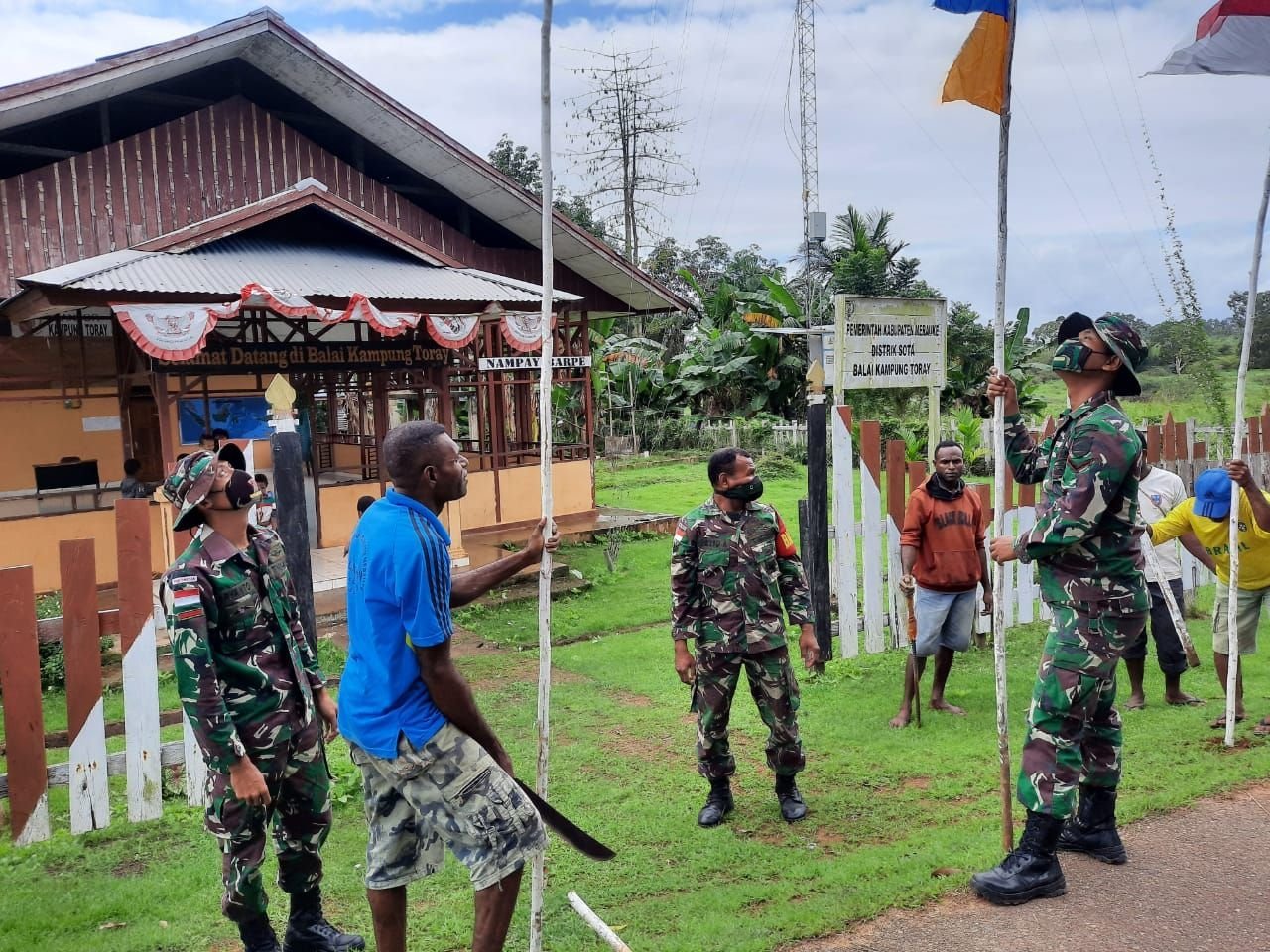 sambut-hut-ri-ke-75-prajurityonif-125smb-bersama-warga-hiasi-kampung-toray-dengan-bendera-merah-putih-dan-umbul-umbul-220806q-rev2.jpg