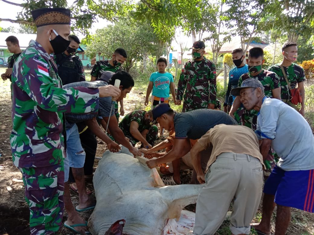 ikut-merayakan-idul-adha1441-h-prajurit-satgas-pamtas-yonif-125menerima-hewan-qurban-dari-masjid-nurul-huda-220806y-rev2.jpg