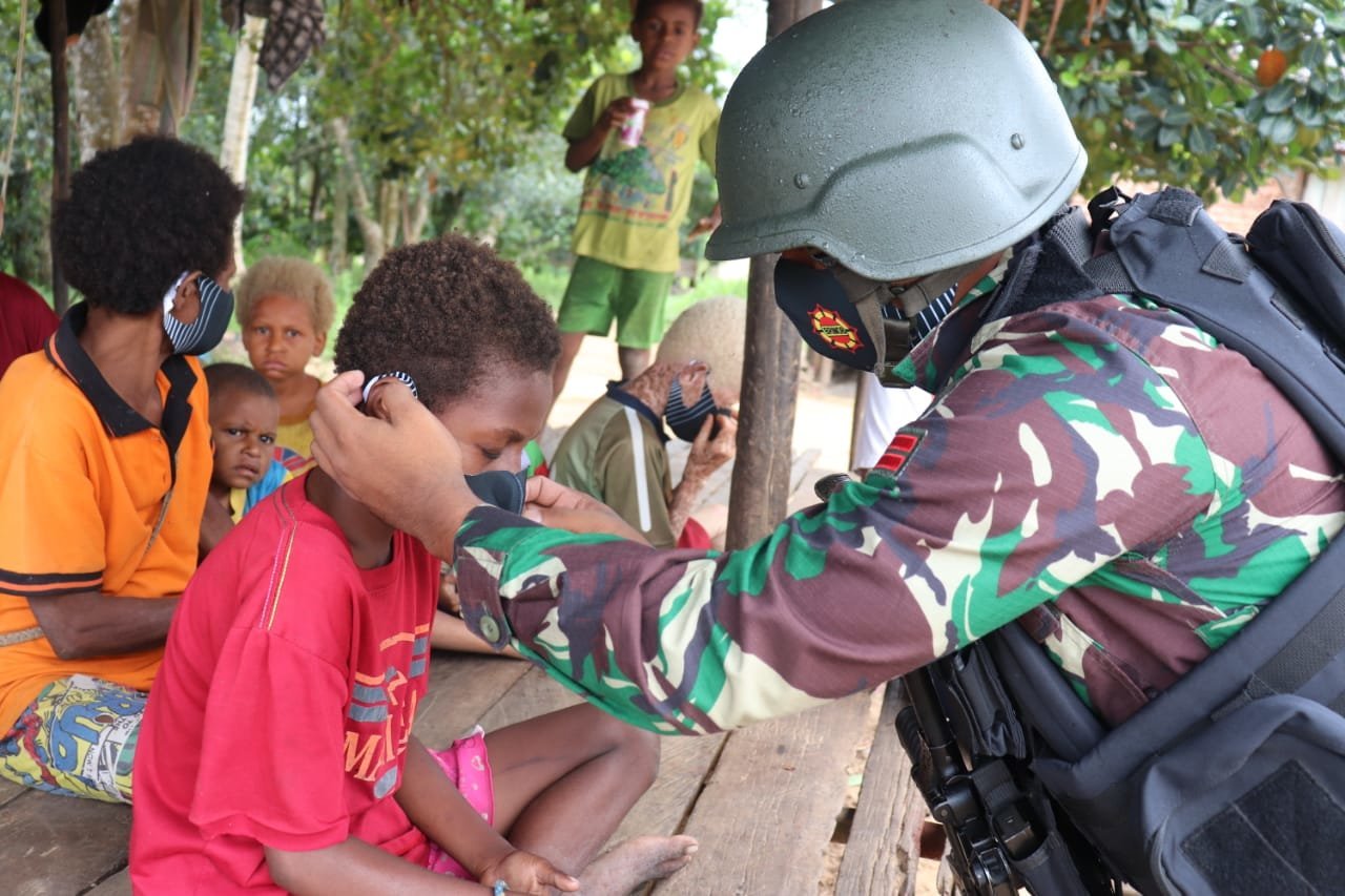 cegah-covid-19-dan-ciptakan-rasa-aman-tni-polri-lakukan-patroli-di-kabupaten-mappi-papua-2208063-rev2.jpg