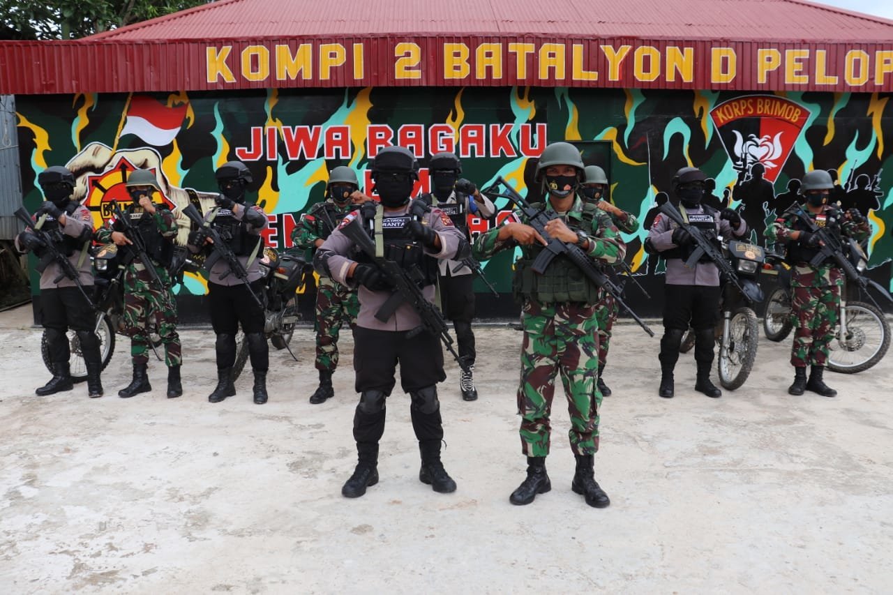 cegah-covid-19-dan-ciptakan-rasa-aman-tni-polri-lakukan-patroli-di-kabupaten-mappi-papua-220806u-rev2.jpg